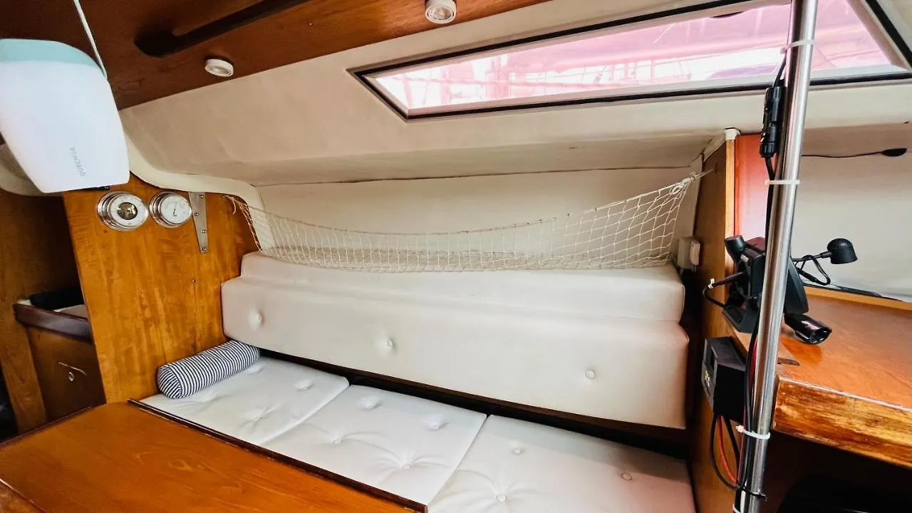 船上ホテル ホテル Cozy Sailing Boat Barcelona サン・アドリア・デ・ベソス