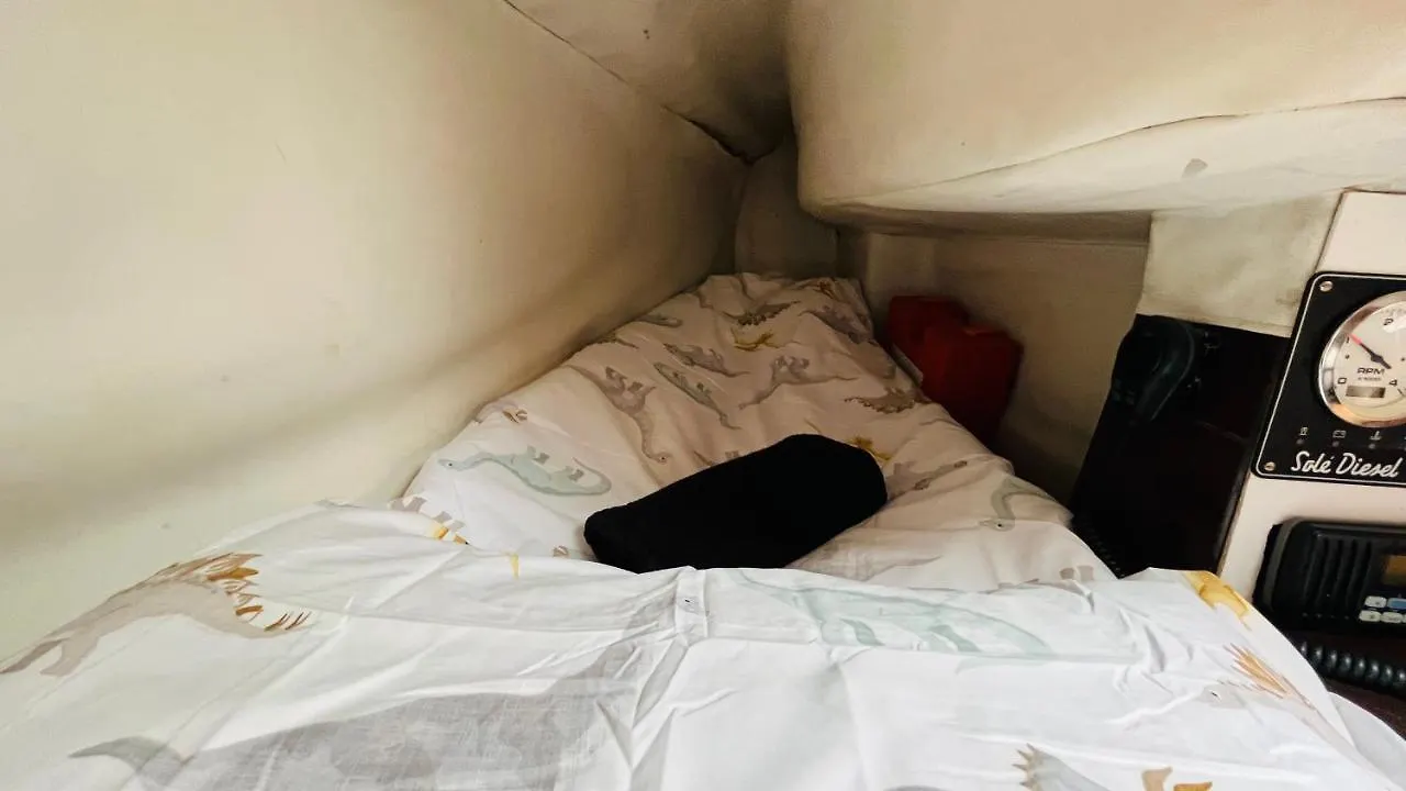 ホテル Cozy Sailing Boat Barcelona サン・アドリア・デ・ベソス 船上ホテル
