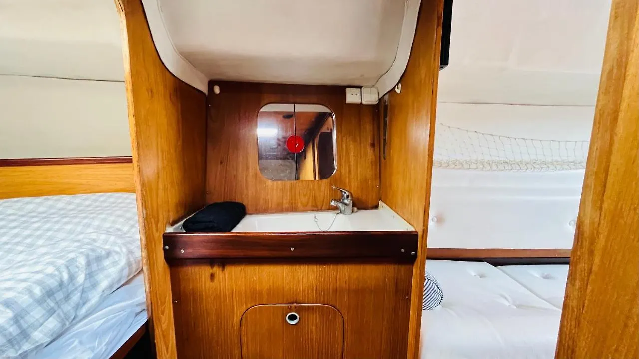 船上ホテル ホテル Cozy Sailing Boat Barcelona サン・アドリア・デ・ベソス スペイン