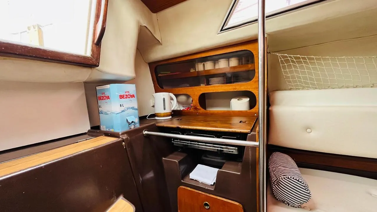 ホテル Cozy Sailing Boat Barcelona サン・アドリア・デ・ベソス