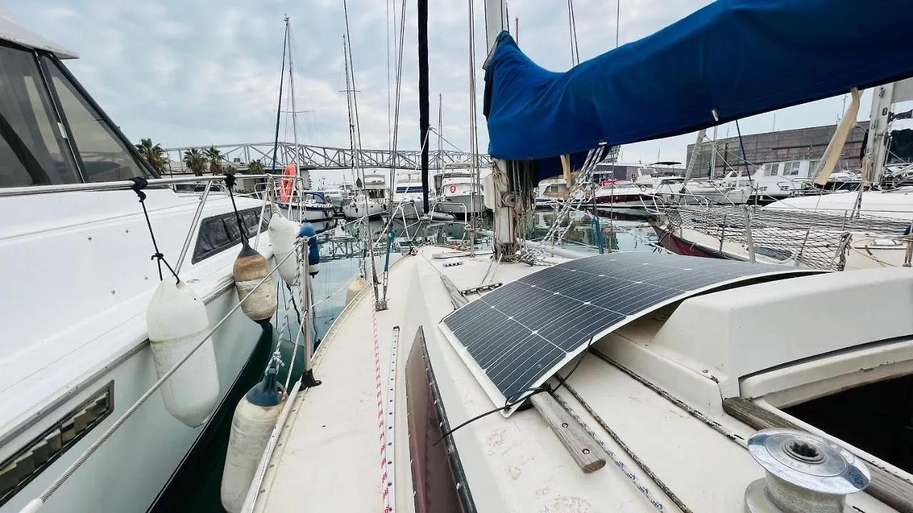 ホテル Cozy Sailing Boat Barcelona サン・アドリア・デ・ベソス 船上ホテル