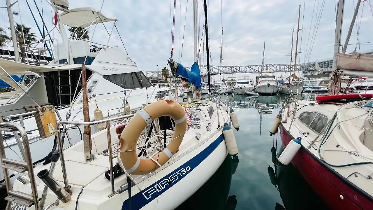 ホテル Cozy Sailing Boat Barcelona サン・アドリア・デ・ベソス