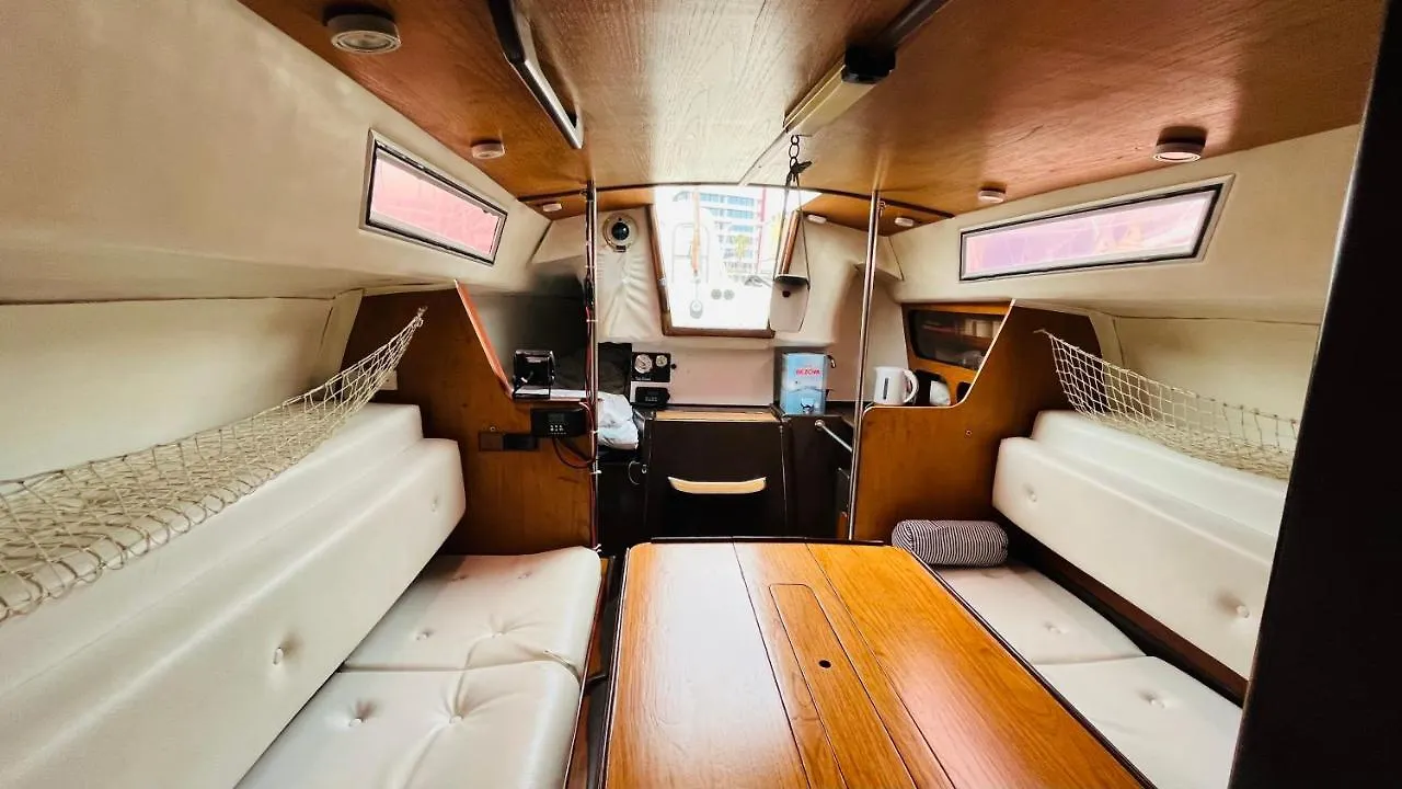 船上ホテル ホテル Cozy Sailing Boat Barcelona サン・アドリア・デ・ベソス