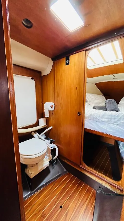 ホテル Cozy Sailing Boat Barcelona サン・アドリア・デ・ベソス 船上ホテル