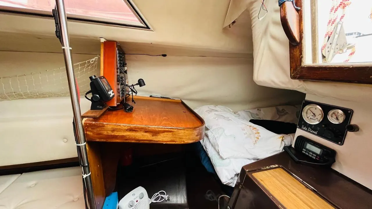 ホテル Cozy Sailing Boat Barcelona サン・アドリア・デ・ベソス 0*,  スペイン
