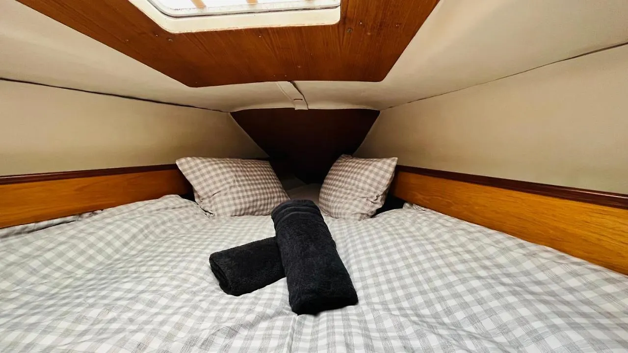 ホテル Cozy Sailing Boat Barcelona サン・アドリア・デ・ベソス スペイン