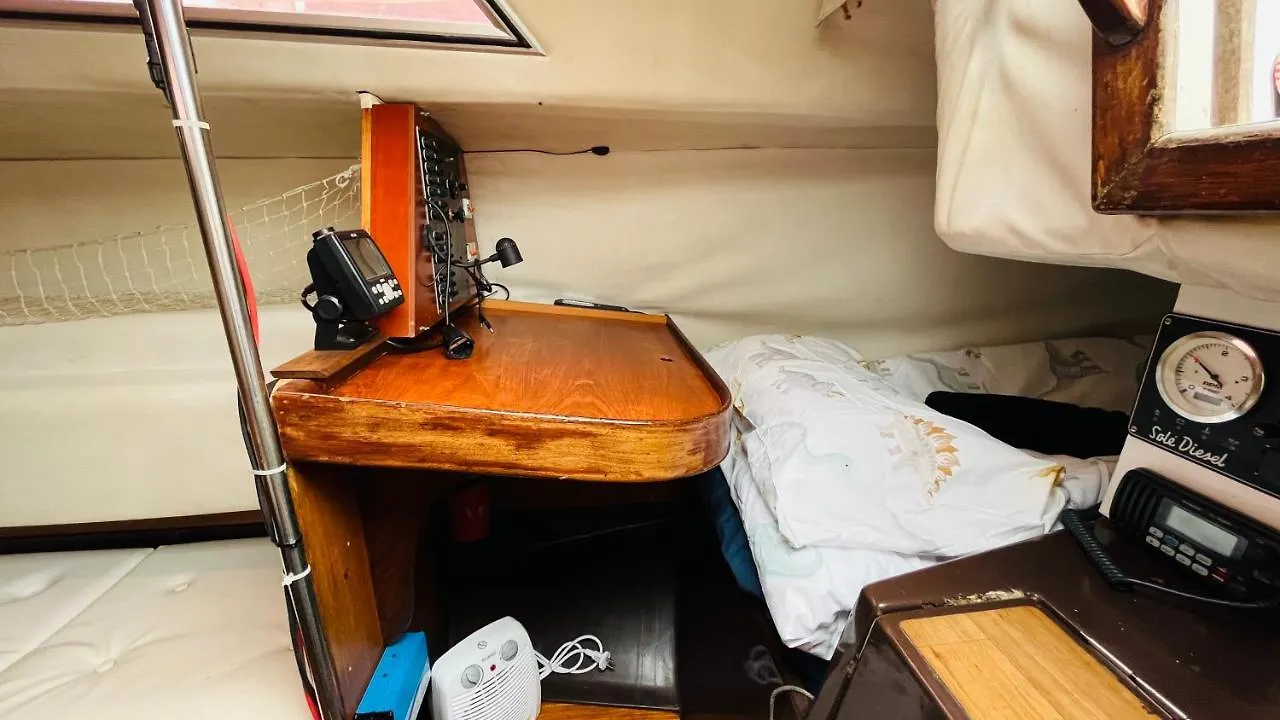 ホテル Cozy Sailing Boat Barcelona サン・アドリア・デ・ベソス
