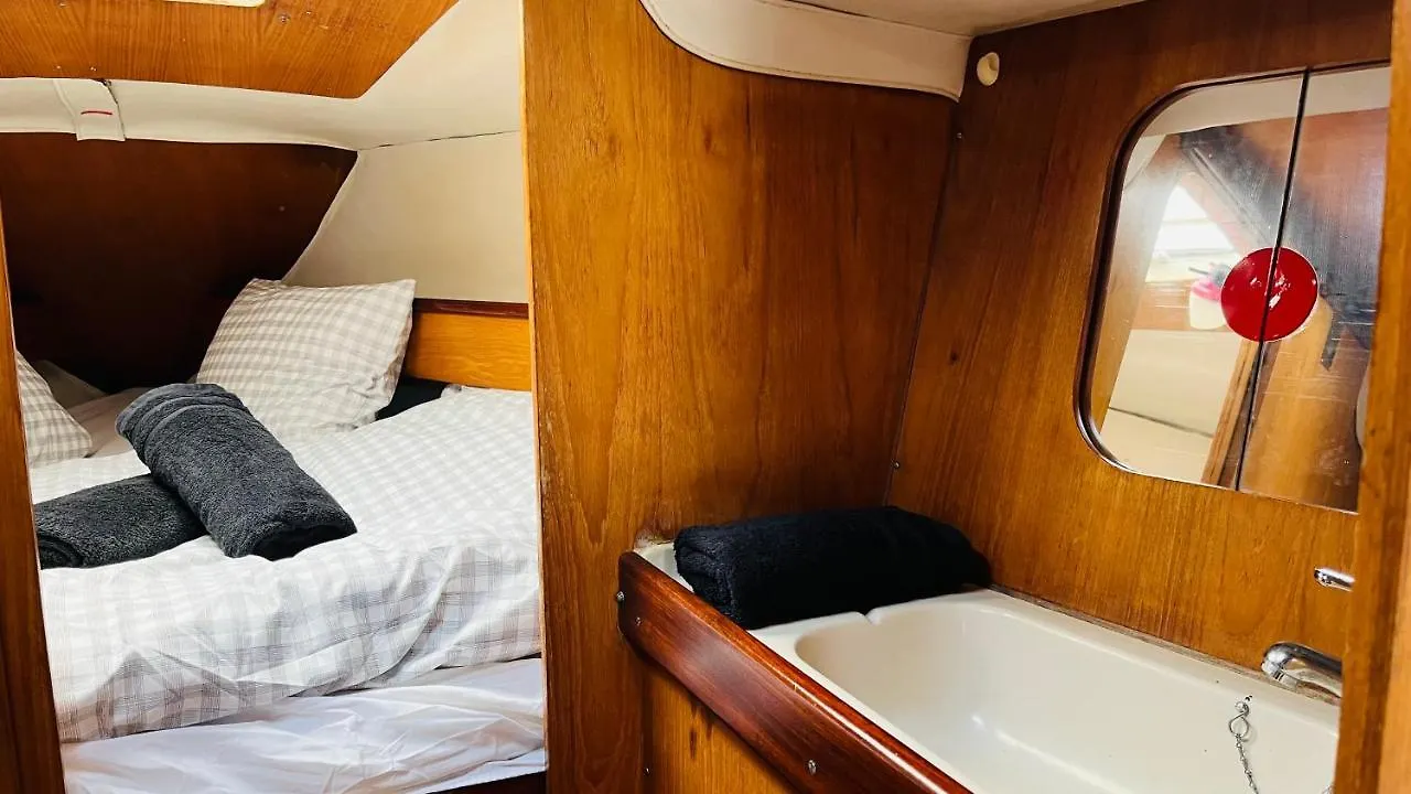 ホテル Cozy Sailing Boat Barcelona サン・アドリア・デ・ベソス