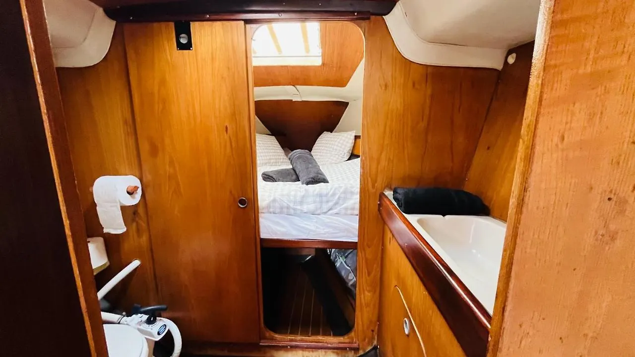 Úszó hotel Cozy Sailing Boat Barcelona Hotel Sant Adria de Besos